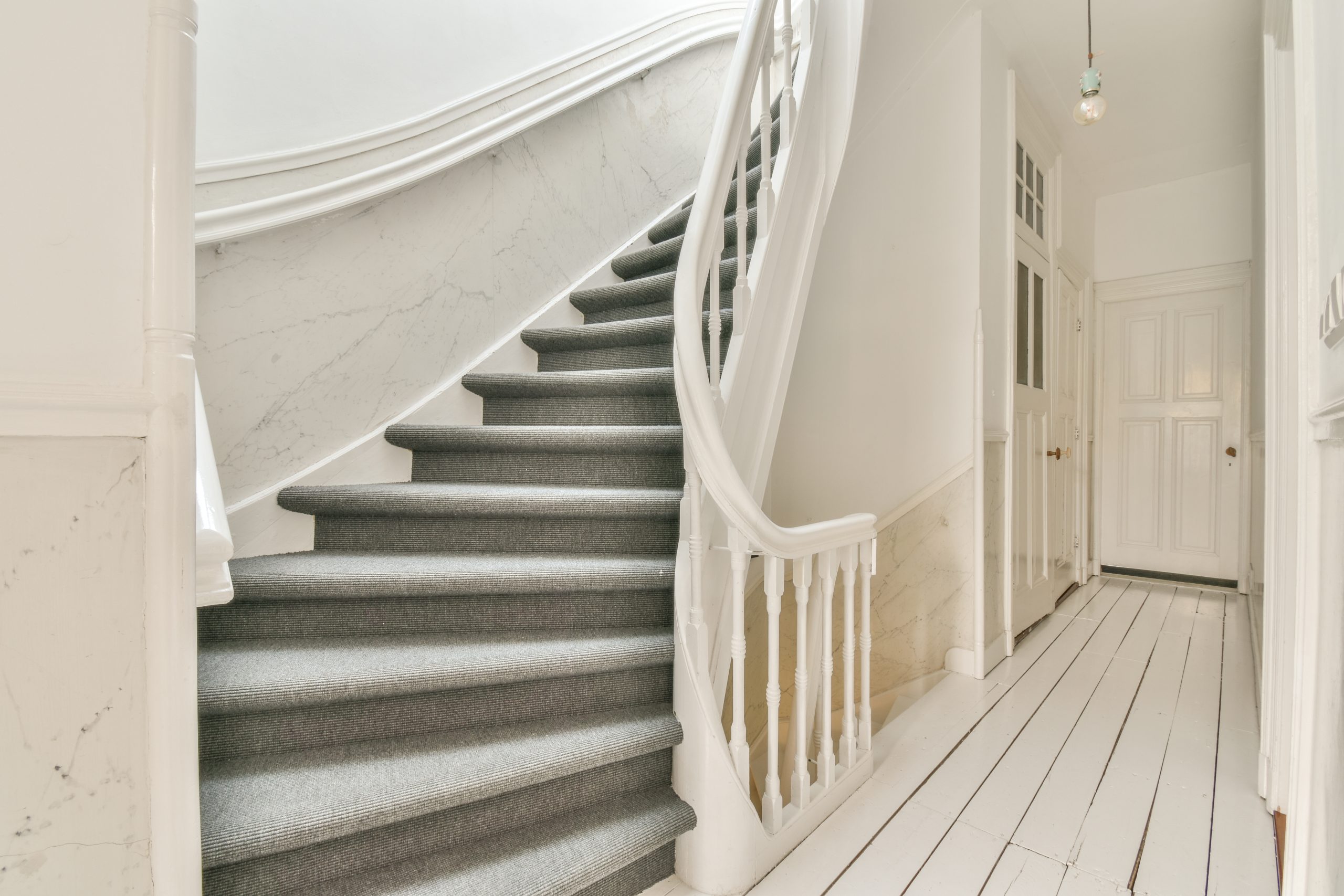 Dans escaliers anciens dans une vieille maison