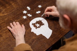 Un senior faisant un puzzle
