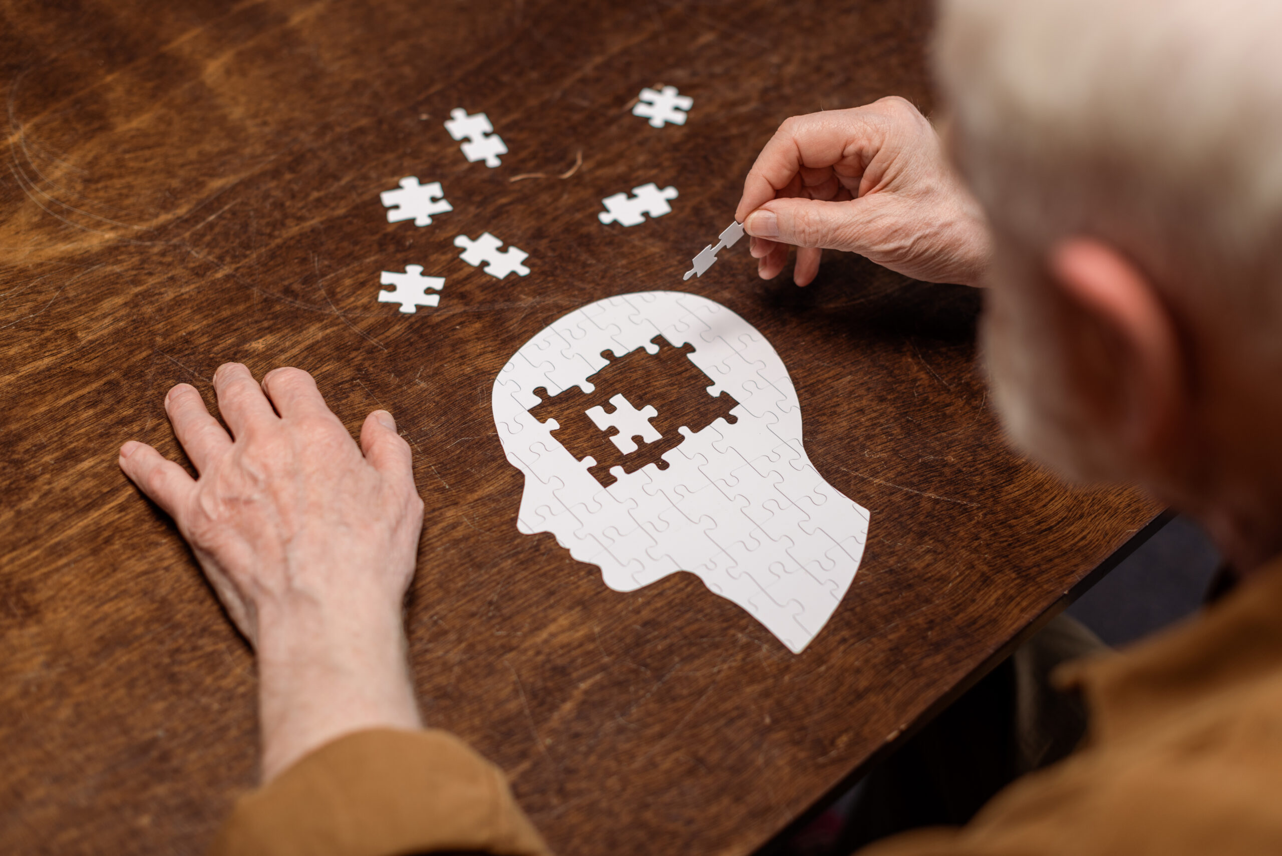 Un senior faisant un puzzle